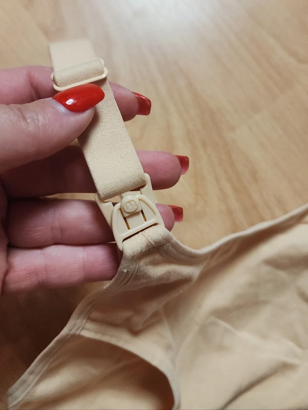 Momcozy bra hands